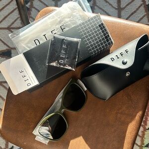 Diff Eyewear Sunglasses Cassidy Oversized in Olive Green New in Box with case